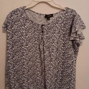 🩷Suzanne Betro Blouse, Women’s Size M Blue White Floral, Boho Pleated Flowy EUC